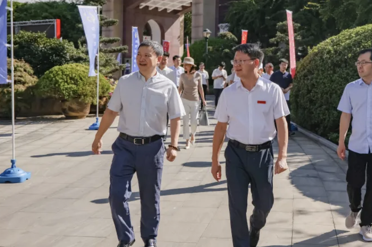 【西席节专题】反哺母校，，，，，，，惠泽桑梓?——“携手HJC黄金城官方网站，，，，，，，共筑教育梦想”捐赠仪式在新昌中学举行