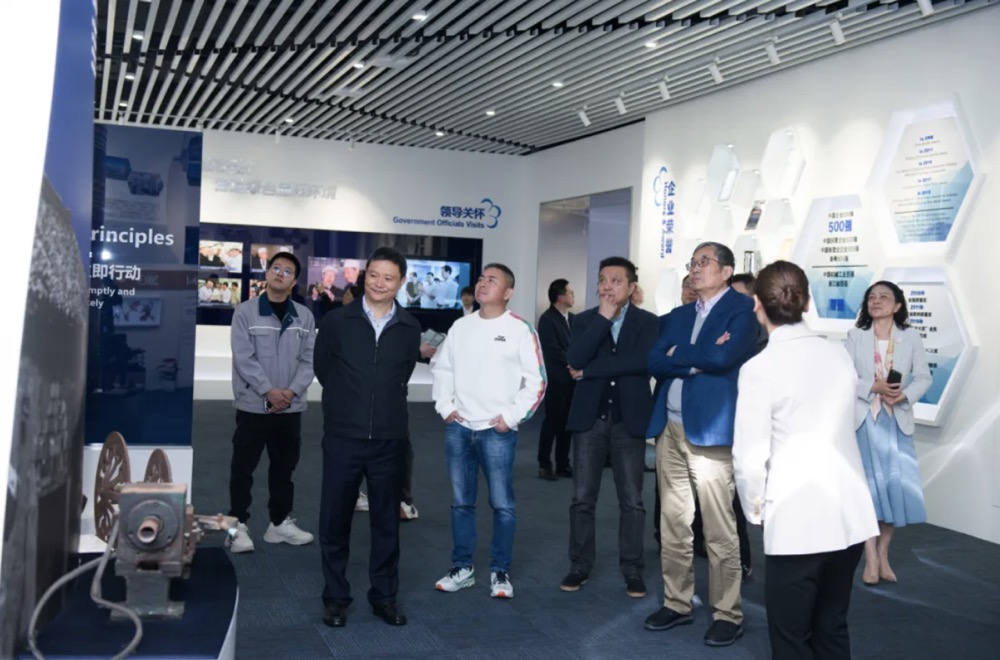 中欧商学院教授和校友参访HJC黄金城官方网站调研交流